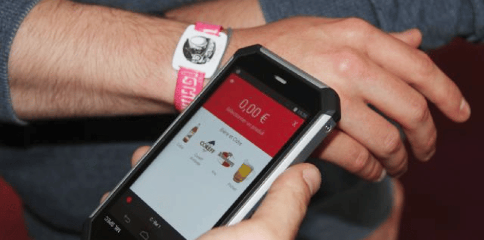 Bracelets connectés, la nouvelle tendance des festivals