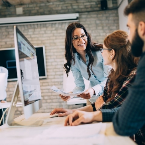 Photographie illustrant le pilotage de l'activité avec une personne qui parle avec 2 collaborateurs