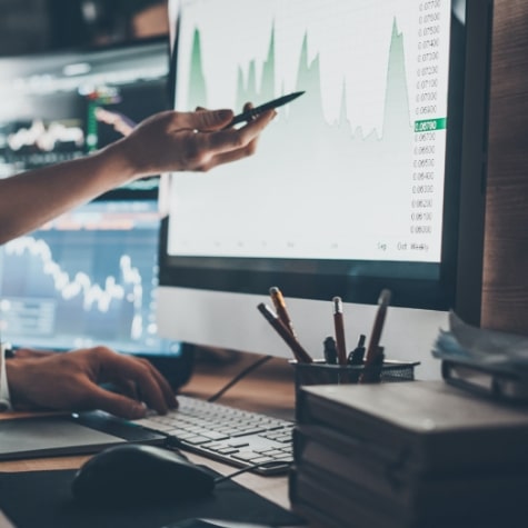 Photographie illustrant une personne qui montre sur son ordinateur des relais de croissance
