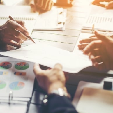 Photographie illustrant une équipe qui travaille sur le développement d'une solution performante et évolutive