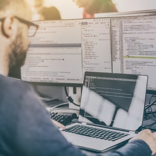 Photographie illustrant un développeur web travaillant sur la digitalisation de la relation clients