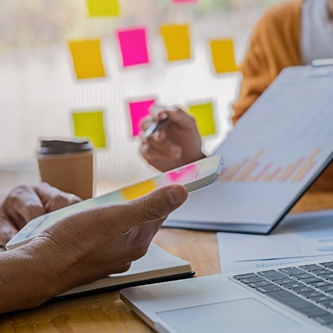 Photographie illustrant deux personnes travaillant avec une solution complète en mode SaaS