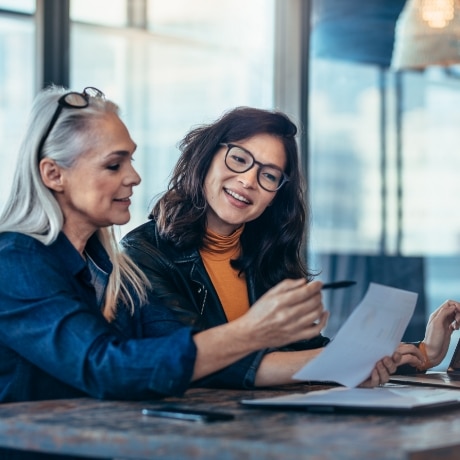 Photographie de deux femmes qui représente la relation avec les assurés